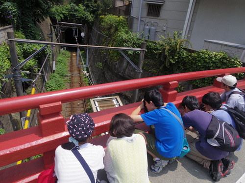 トンネルから電車を待つ生徒たち.JPG